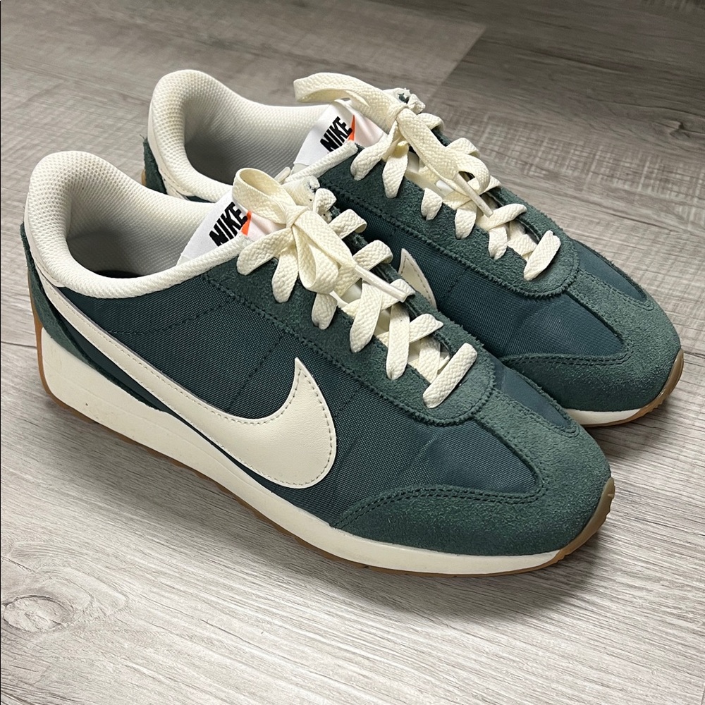 Nike women’s pacific Green and Cream Low-Top Sneakers sz 7 worn once